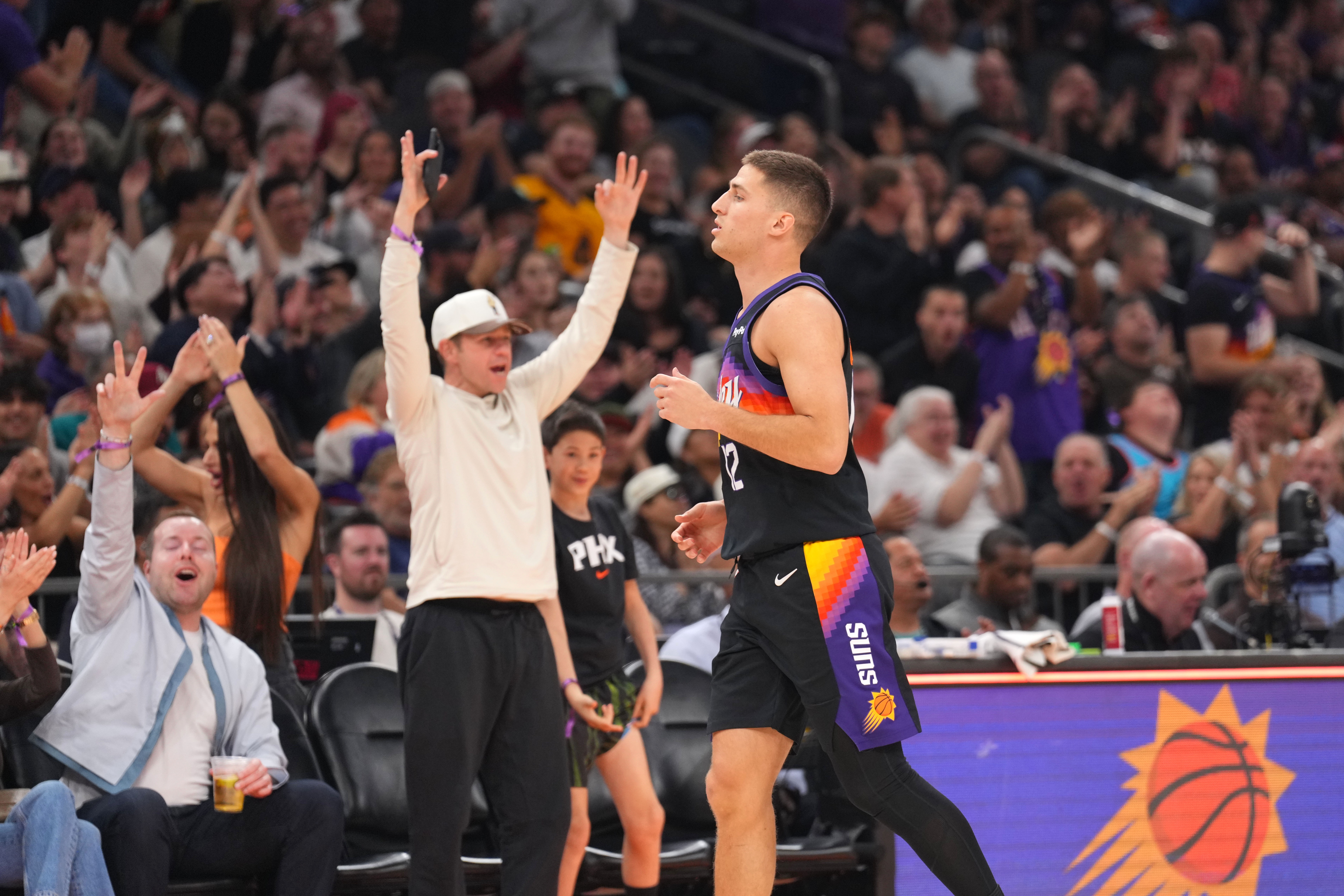 星空体育登录入口-吉莱斯皮达成单赛季200记三分球！太阳队史第五人！